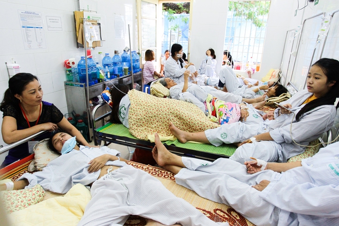Hà Nội: Dịch SXH gia tăng, bệnh viện chật cứng từ phòng bệnh đến hành lang - Ảnh 1.
