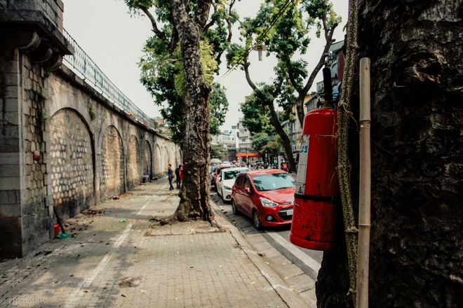 Người dân Hà Nội dọn dẹp, trả lại mặt bằng cho con đường Bích họa - Ảnh 6.