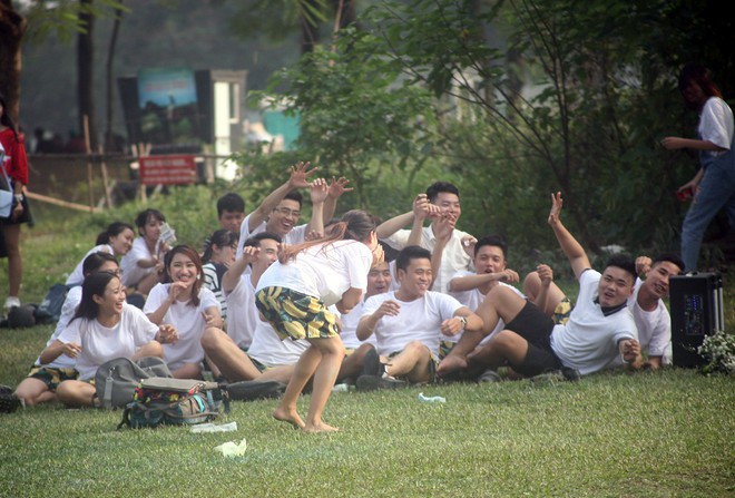 Hàng nghìn sinh viên đổ xô về Công viên Yên Sở, tranh nhau từng mét đất chụp ảnh kỷ yếu - Ảnh 7.