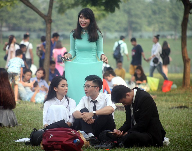 Hàng nghìn sinh viên đổ xô về Công viên Yên Sở, tranh nhau từng mét đất chụp ảnh kỷ yếu - Ảnh 8.