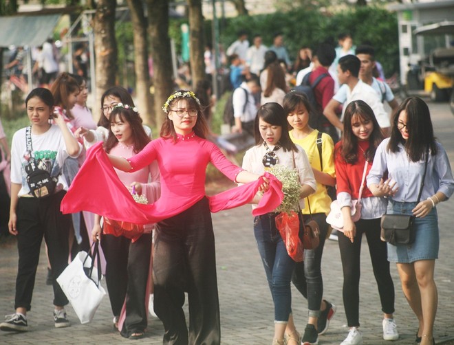 Hàng nghìn sinh viên đổ xô về Công viên Yên Sở, tranh nhau từng mét đất chụp ảnh kỷ yếu - Ảnh 1.