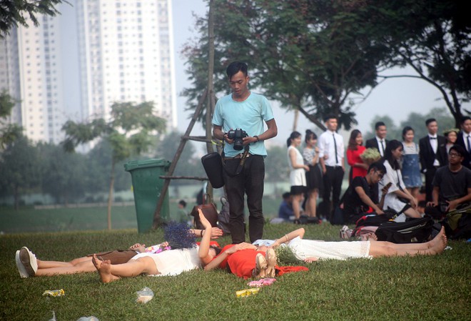 Hàng nghìn sinh viên đổ xô về Công viên Yên Sở, tranh nhau từng mét đất chụp ảnh kỷ yếu - Ảnh 11.