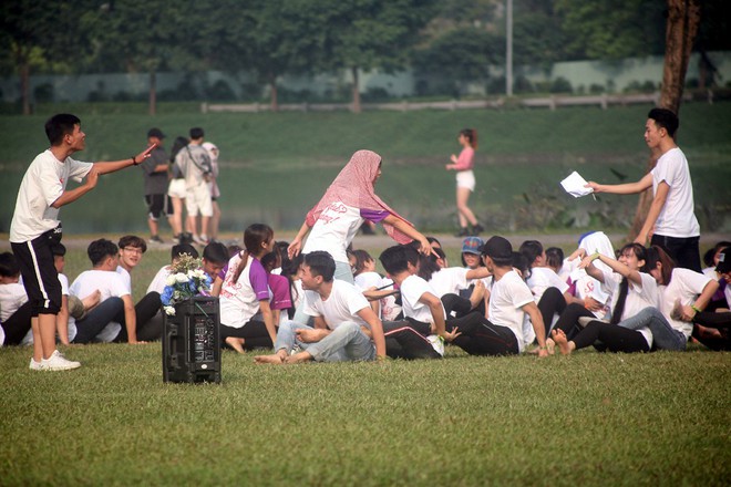 Hàng nghìn sinh viên đổ xô về Công viên Yên Sở, tranh nhau từng mét đất chụp ảnh kỷ yếu - Ảnh 12.
