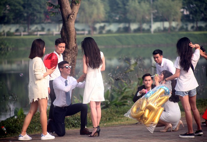 Hàng nghìn sinh viên đổ xô về Công viên Yên Sở, tranh nhau từng mét đất chụp ảnh kỷ yếu - Ảnh 14.
