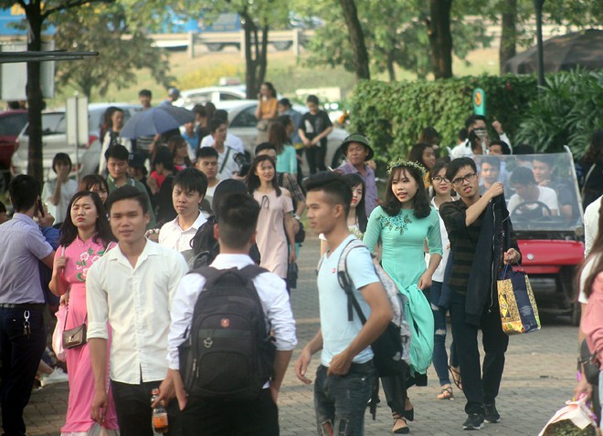 Hàng nghìn sinh viên đổ xô về Công viên Yên Sở, tranh nhau từng mét đất chụp ảnh kỷ yếu - Ảnh 2.