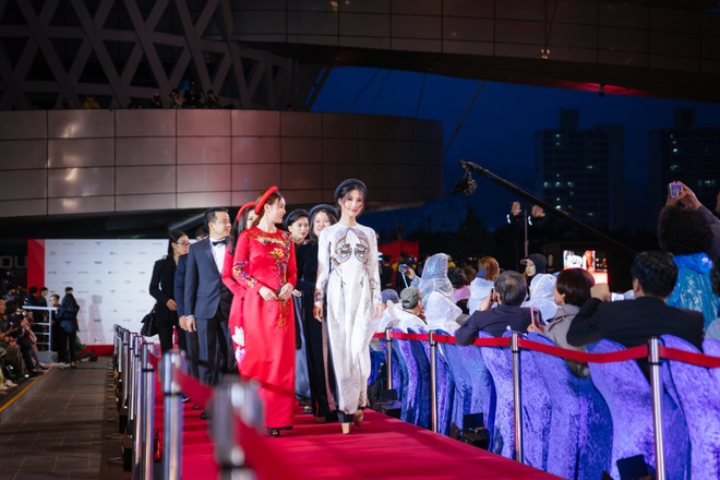Ngô Thanh Vân cùng hội mỹ nhân Cô Ba Sài Gòn diện áo dài nổi bật trên thảm đỏ LHP Busan - Ảnh 3.