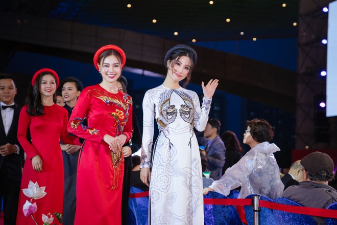 Ngô Thanh Vân cùng hội mỹ nhân Cô Ba Sài Gòn diện áo dài nổi bật trên thảm đỏ LHP Busan - Ảnh 4.