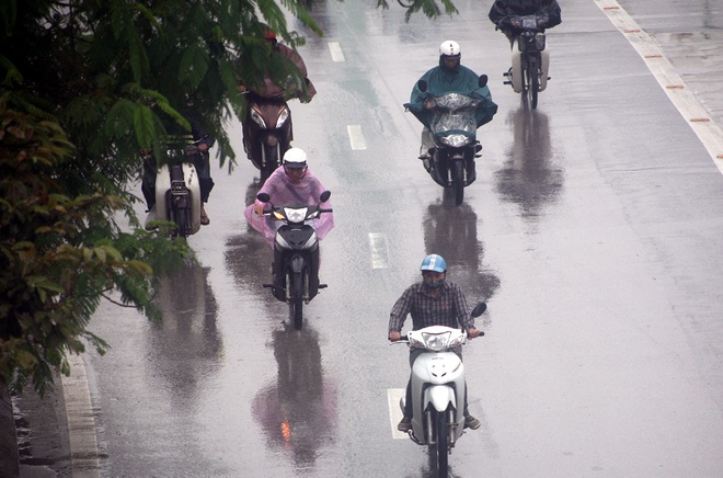 Hà Nội lạnh 19 độ, người dân co ro trong mưa gió đầu mùa - Ảnh 3.