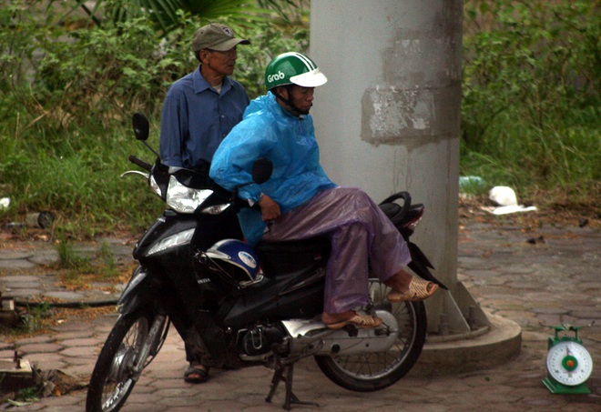 Hà Nội lạnh 19 độ, người dân co ro trong mưa gió đầu mùa - Ảnh 4.