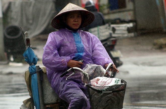 Hà Nội lạnh 19 độ, người dân co ro trong mưa gió đầu mùa - Ảnh 6.