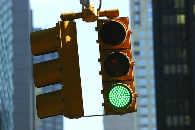 Cả bảng màu sắc phong phú, tại sao xanh - đỏ - vàng lại được chọn làm đèn tín hiệu giao thông? - Ảnh 3.