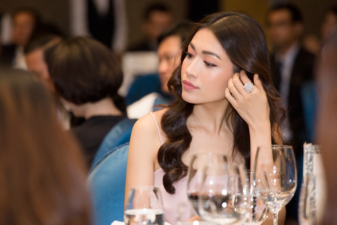 Lệ Hằng bất ngờ diện v&aacute;y đơn giản nhưng lạ mắt trong sự kiện - Ảnh 8.
