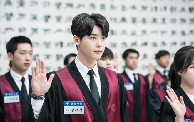 Sau khi hôn Suzy, Lee Jong Suk xuất hiện với hình ảnh công tố viên cực đẹp trai - Ảnh 8.