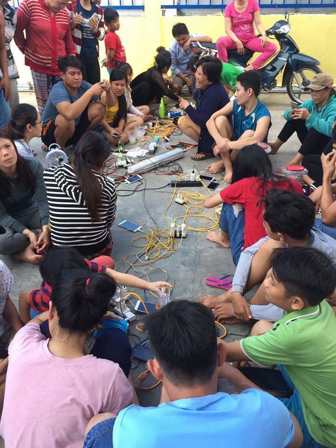 Bi hài ngày mưa lũ: Đang ăn cơm thì nước tràn ngập mâm, một nhà có điện cả làng được nhờ sạc điện thoại - Ảnh 5.