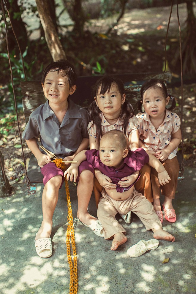 4 con của Lý Hải - Minh Hà thích thú khi được về quê làm nông dân, mò cua bắt ốc - Ảnh 6.