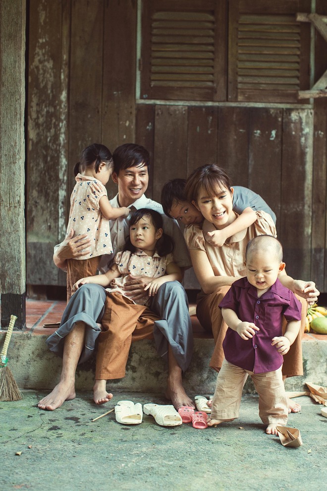 4 con của Lý Hải - Minh Hà thích thú khi được về quê làm nông dân, mò cua bắt ốc - Ảnh 5.