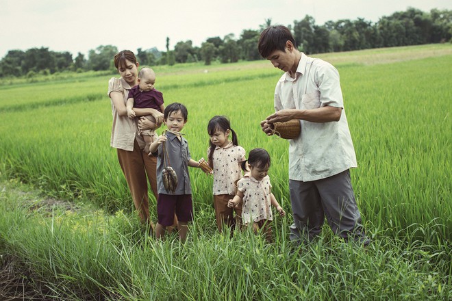4 con của Lý Hải - Minh Hà thích thú khi được về quê làm nông dân, mò cua bắt ốc - Ảnh 1.