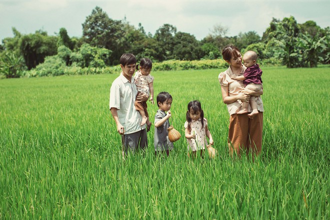 4 con của Lý Hải - Minh Hà thích thú khi được về quê làm nông dân, mò cua bắt ốc - Ảnh 2.