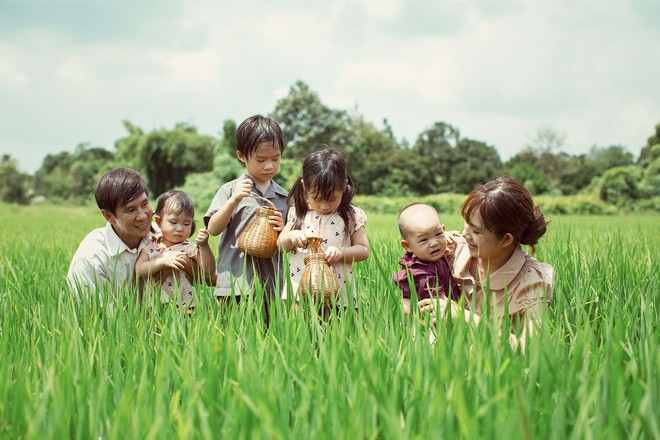 4 con của Lý Hải - Minh Hà thích thú khi được về quê làm nông dân, mò cua bắt ốc - Ảnh 3.