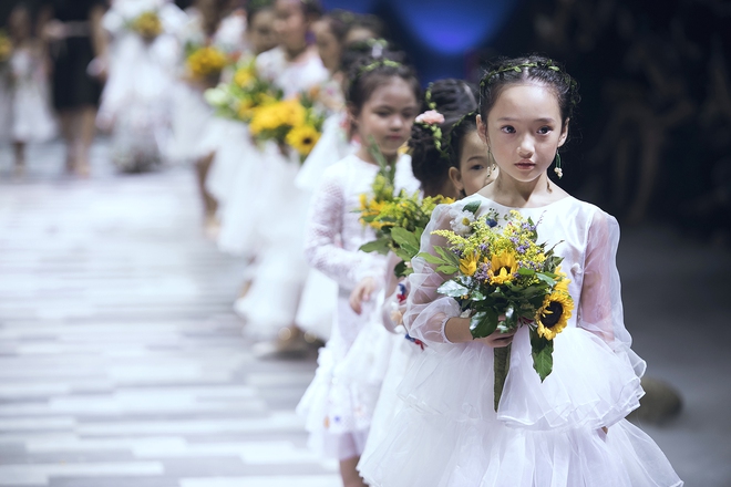 Ốc Thanh Vân cùng 3 nhóc tỳ mở màn Tuần lễ Thời trang Thiếu nhi 2017 - Ảnh 10.