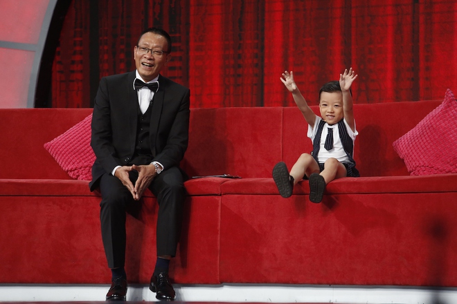 Little big shots bản Việt: Ngỡ ngàng trước cậu bé 5 tuổi nhận biết được quốc kỳ của 50 quốc gia trên thế giới - Ảnh 3.