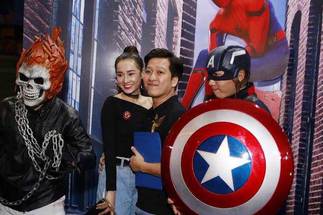 Trường Giang, Nhã Phương nhí nhảnh mặc đồ đôi đi gặp Người Nhện - Ảnh 4. Trường Giang, Nhã Phương nhí nhảnh mặc đồ đôi đi gặp Người Nhện - Ảnh 4.