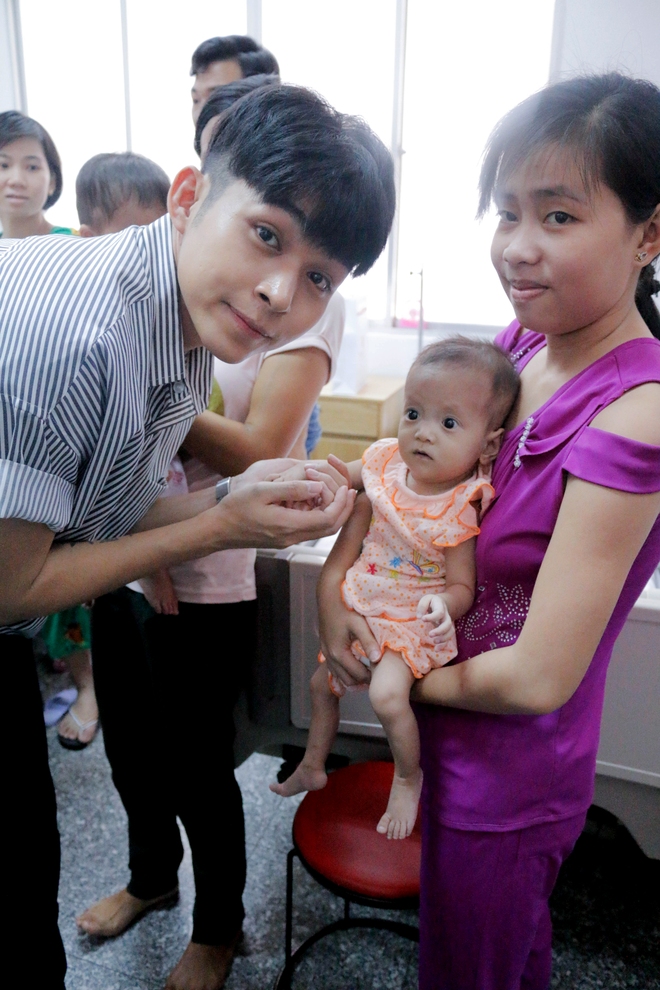 Ngô Thanh Vân giản dị, tóc ngắn lạ lẫm đi từ thiện cùng Jun Phạm  - Ảnh 3.