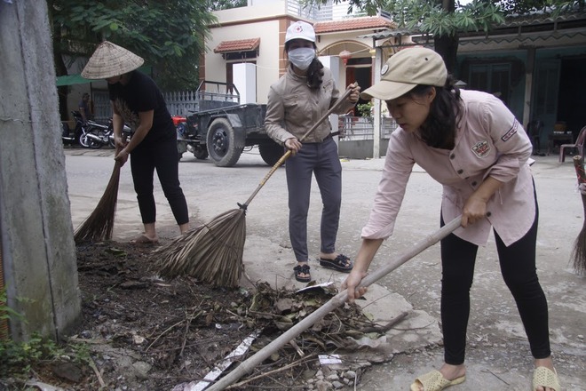 Hà Nội: 10 ngày sau lũ, người dân Tân Tiến rắc vôi bột trắng đường phòng bệnh dịch - Ảnh 10.