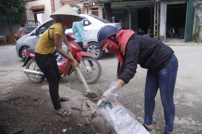 Hà Nội: 10 ngày sau lũ, người dân Tân Tiến rắc vôi bột trắng đường phòng bệnh dịch - Ảnh 9.