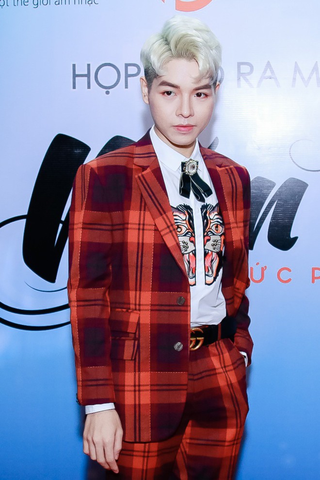Hội chị em “Hoa dâm bụt”’ tái ngộ: Hòa Minzy cực xinh đến mừng Đức Phúc ra mắt MV mới - Ảnh 1. Hội chị em “Hoa dâm bụt”’ tái ngộ: Hòa Minzy cực xinh đến mừng Đức Phúc ra mắt MV mới - Ảnh 1.