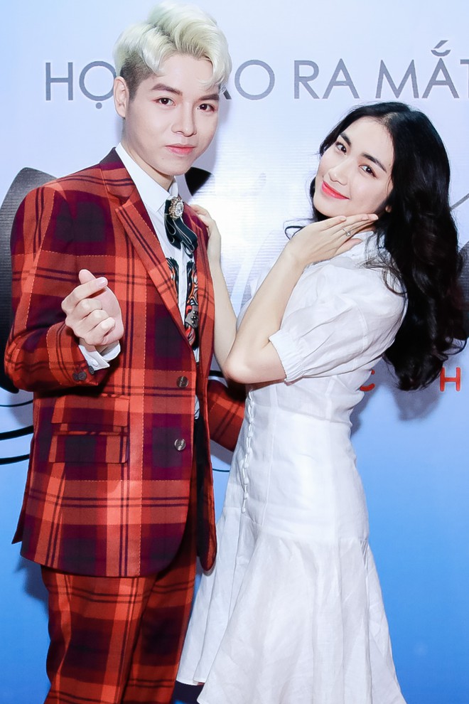 Hội chị em “Hoa dâm bụt”’ tái ngộ: Hòa Minzy cực xinh đến mừng Đức Phúc ra mắt MV mới - Ảnh 6. Hội chị em “Hoa dâm bụt”’ tái ngộ: Hòa Minzy cực xinh đến mừng Đức Phúc ra mắt MV mới - Ảnh 6.