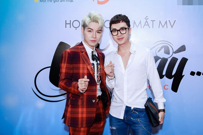 Hội chị em “Hoa dâm bụt”’ tái ngộ: Hòa Minzy cực xinh đến mừng Đức Phúc ra mắt MV mới - Ảnh 7. Hội chị em “Hoa dâm bụt”’ tái ngộ: Hòa Minzy cực xinh đến mừng Đức Phúc ra mắt MV mới - Ảnh 7.