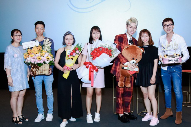 Hội chị em “Hoa dâm bụt”’ tái ngộ: Hòa Minzy cực xinh đến mừng Đức Phúc ra mắt MV mới - Ảnh 9. Hội chị em “Hoa dâm bụt”’ tái ngộ: Hòa Minzy cực xinh đến mừng Đức Phúc ra mắt MV mới - Ảnh 9.