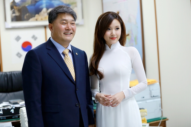 Midu đẹp tinh khôi khi sang Hàn bàn chuyện làm phim - Ảnh 2. Midu đẹp tinh khôi khi sang Hàn bàn chuyện làm phim - Ảnh 2.
