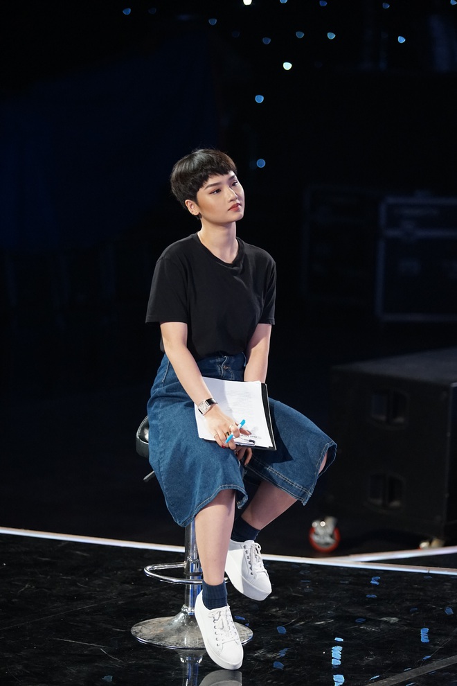 Miu Lê nhảy nhót, phấn khích ngồi bệt xuống sàn vì thí sinh Idol Kids - Ảnh 1.