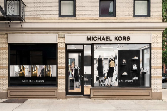 Michael Kors đồng loạt đóng cửa 100 cửa hàng vì lí do không ai ngờ tới  - Ảnh 1.