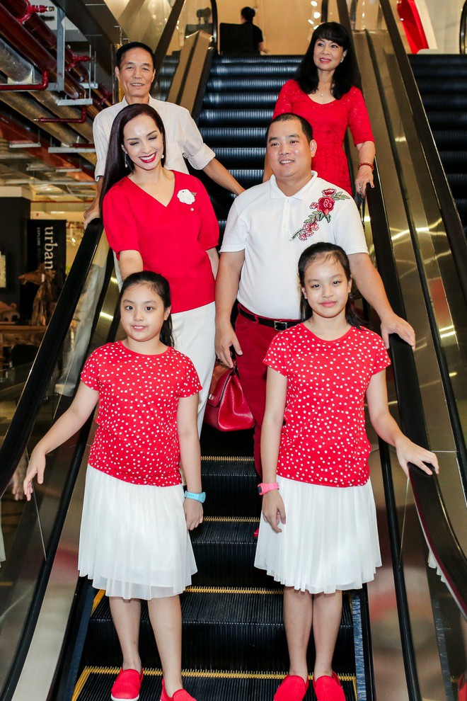 Vợ chồng Thúy Hạnh - Minh Khang đưa gia đình đi mua sắm cho mùa Giáng sinh - Ảnh 1.