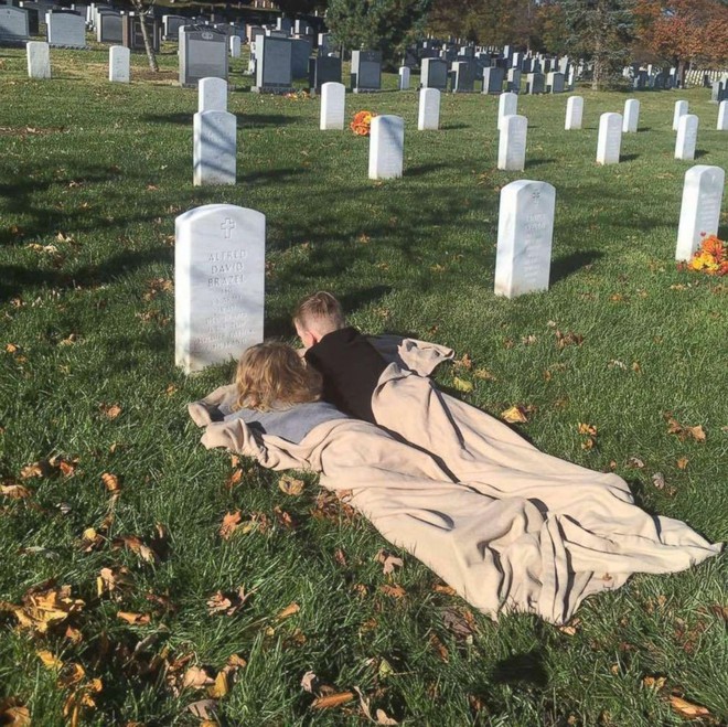 Có nhà không ngủ, cậu bé mang chăn đến nghĩa trang lạnh lẽo ngủ thật ngon bởi lý do cảm động - Ảnh 7.