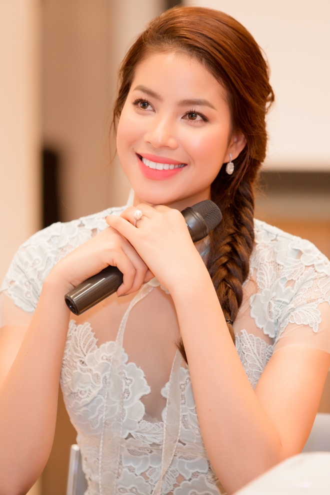 Hoa hậu Phạm Hương diện váy ren gợi cảm, được chào đón nồng nhiệt ở Nhật - Ảnh 7.
