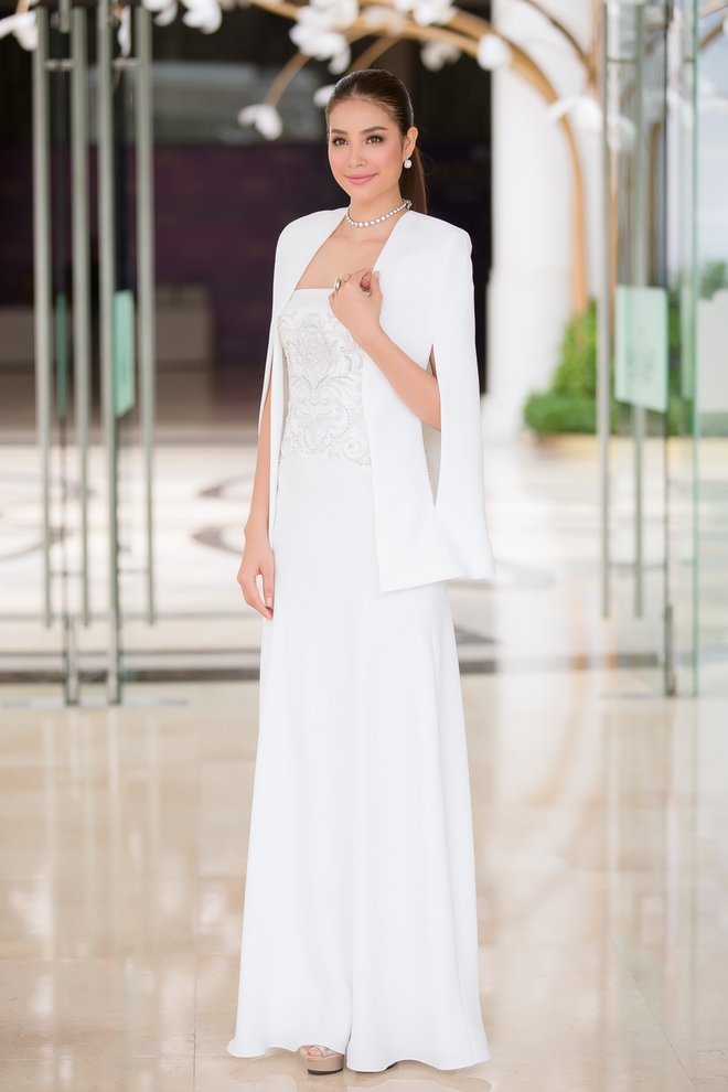 Hoa hậu Phạm Hương khoe ngực đầy trong chiếc đầm trắng - Ảnh 6.