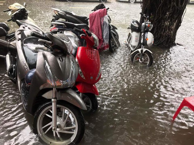 Hà Nội: Mưa cực lớn lúc giữa trưa, nhiều nơi đã ngập trắng - Ảnh 9.