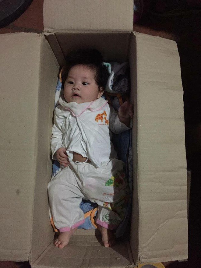 Hà Nội: Bé gái khoảng 5 tháng tuổi bị bỏ rơi trong thùng carton cùng quần áo, bỉm sữa - Ảnh 1.