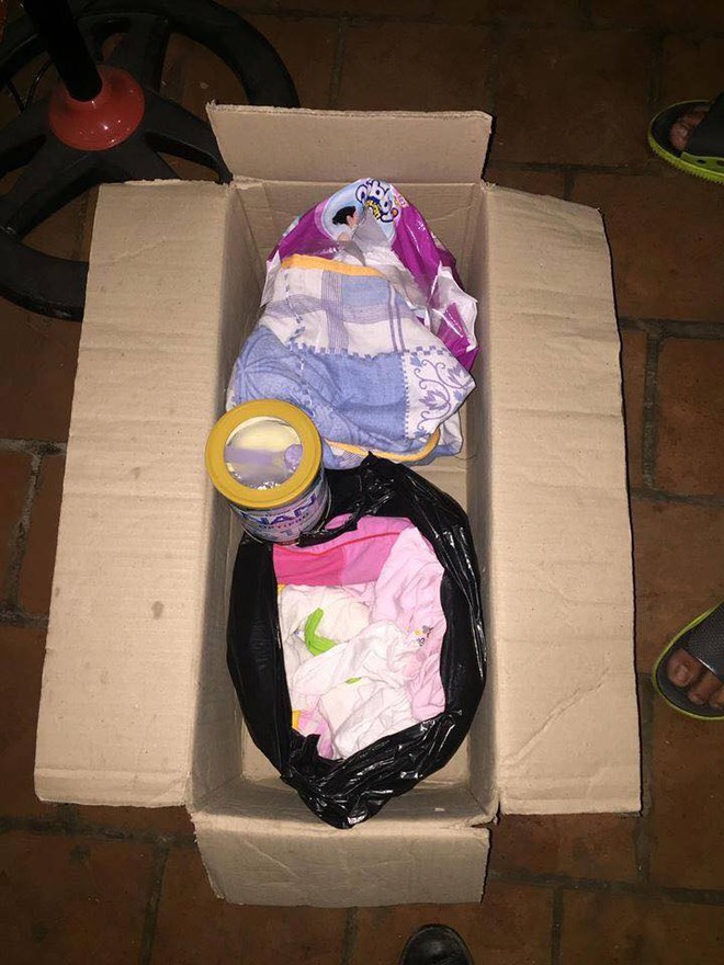 Hà Nội: Bé gái khoảng 5 tháng tuổi bị bỏ rơi trong thùng carton cùng quần áo, bỉm sữa - Ảnh 3.