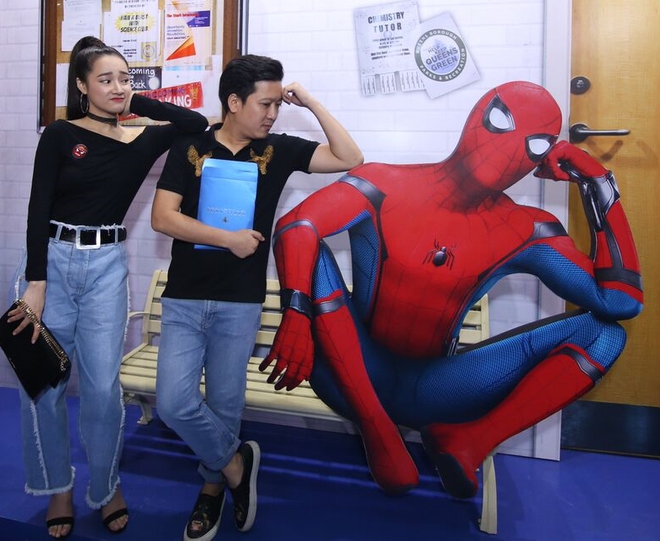 Trường Giang, Nhã Phương nhí nhảnh mặc đồ đôi đi gặp Người Nhện - Ảnh 3. Trường Giang, Nhã Phương nhí nhảnh mặc đồ đôi đi gặp Người Nhện - Ảnh 3.