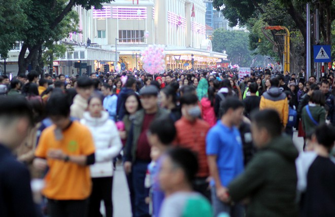 Pháo hoa rực rỡ trên bầu trời, người dân cả nước hào hứng đón chào năm mới 2018 - Ảnh 44.