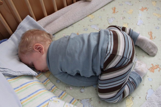 Đứa trẻ nào cũng thích ngủ “chổng mông, sấp mặt”, vì sao vậy nhỉ? - Ảnh 3.