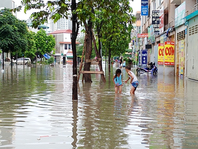 Hà Nội: Sợ bão số 4 gây mưa lớn, chung cư – biệt thự tậu bao cát chặn hầm chống ngập - Ảnh 1.