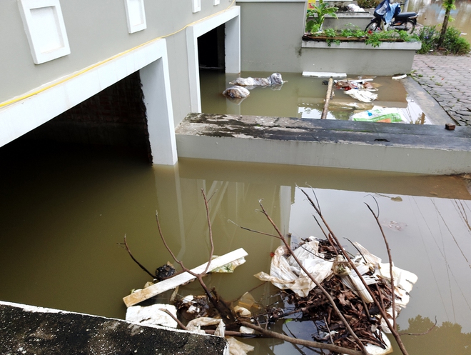 Hà Nội: Sau 1 ngày mưa bão, hàng chục căn biệt thự tại Thiên đường Bảo Sơn vẫn ngập chìm trong nước - Ảnh 3.