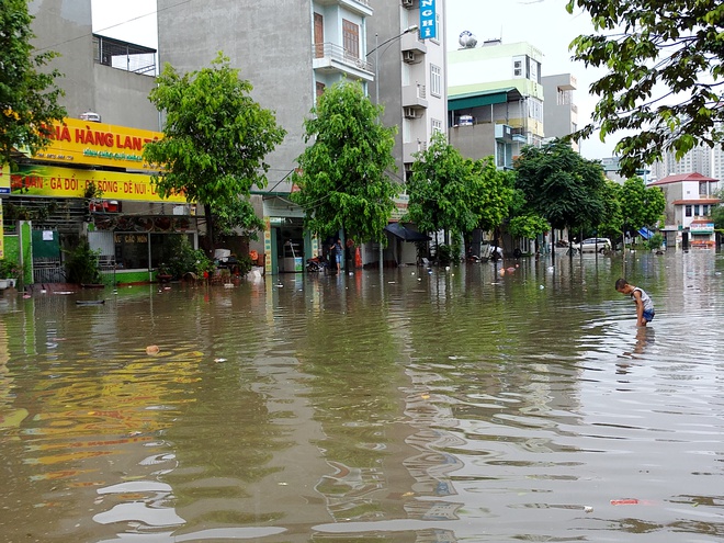 Hà Nội: Nhiều chung cư, khu đô thị bị cô lập vì nước ngập lớn  - Ảnh 12.