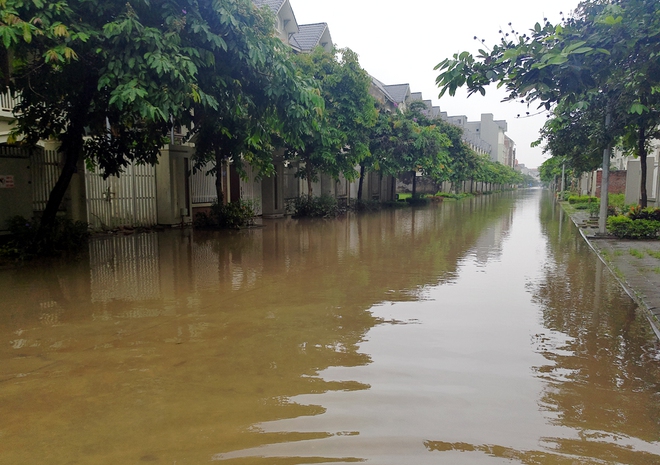 Hà Nội: Sau 1 ngày mưa bão, hàng chục căn biệt thự tại Thiên đường Bảo Sơn vẫn ngập chìm trong nước - Ảnh 4.